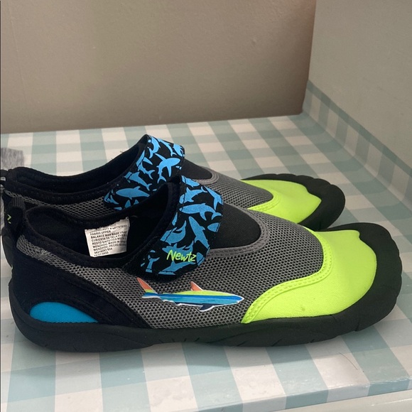 Excellent Condition Velcro Water Shoes with Sock-Like Fit Size 6 - Picture 3 of 6